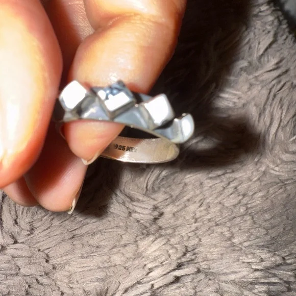 Sterling Silver band ring with white stones approx size 7-8 - Picture 10 of 11